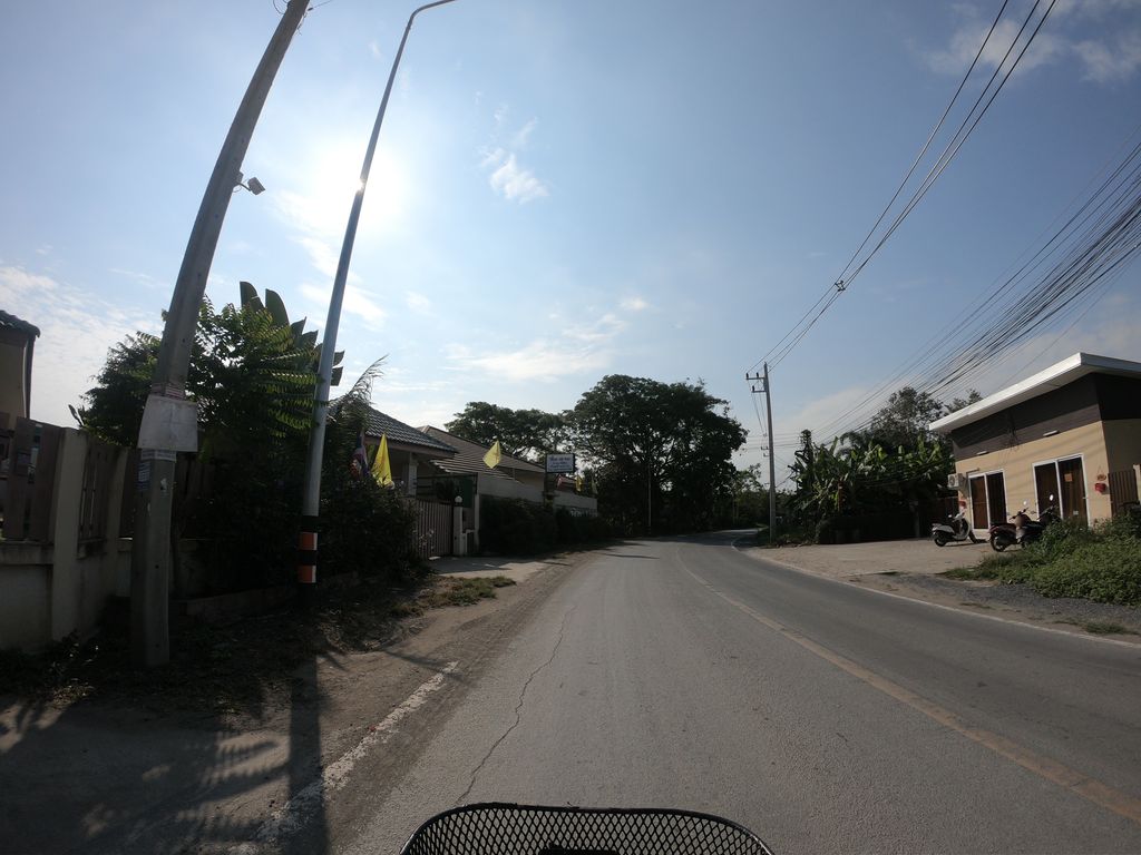 ภาพถนนตรงที่ Him-Tang Cafe’ ตั้งอยู่ ถ่ายโดย chanuwath_grab พ.ศ. 2562 (2019) · A street-level view of where Him-Tang Cafe’ stands, by chanuwath_grab in 2562 (2019)