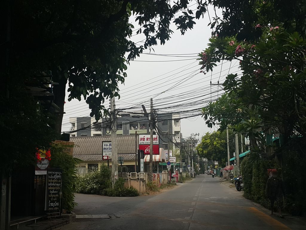 ภาพถนนตรงที่ PynkeryNails ตั้งอยู่ ถ่ายโดย jrcarlsen พ.ศ. 2559 (2016) · A street-level view of where PynkeryNails stands, by jrcarlsen in 2559 (2016)