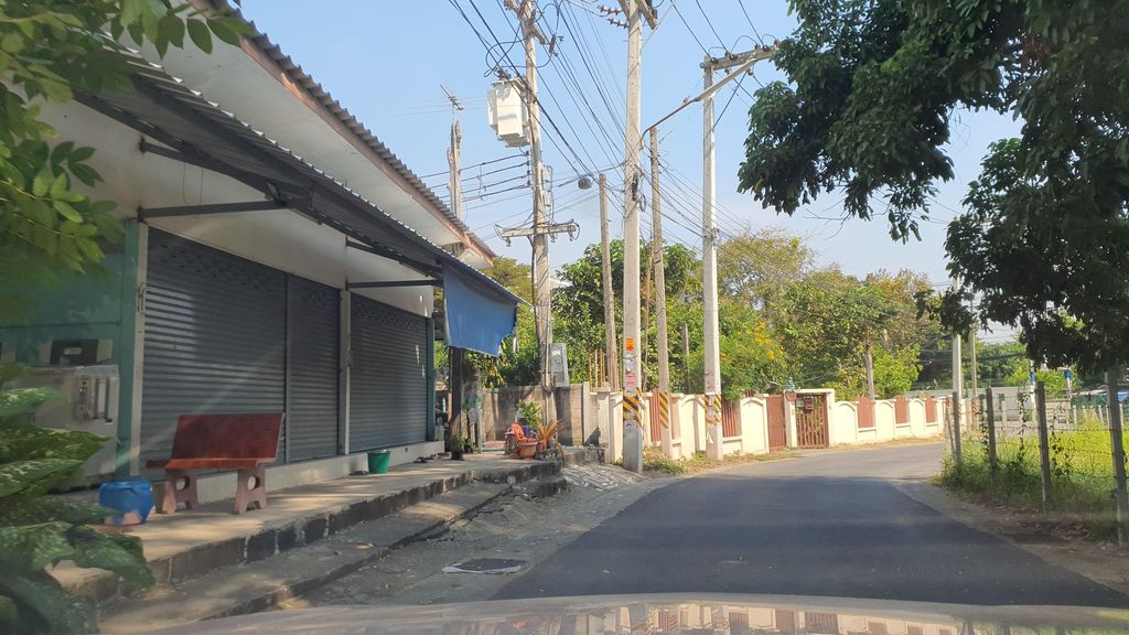 ภาพถนนตรงที่ HIM Phuping ตั้งอยู่ ถ่ายโดย jrcarlsen พ.ศ. 2565 (2022) · A street-level view of where HIM Phuping stands, by jrcarlsen in 2565 (2022)