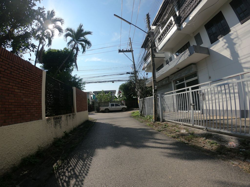 ภาพถนนตรงที่ โรงเรียนบริบาลชุมชน ตั้งอยู่ ถ่ายโดย chanuwath_grab พ.ศ. 2562 (2019) · A street-level view of where โรงเรียนบริบาลชุมชน · Briban Chumchon School stands, by chanuwath_grab in 2562 (2019)