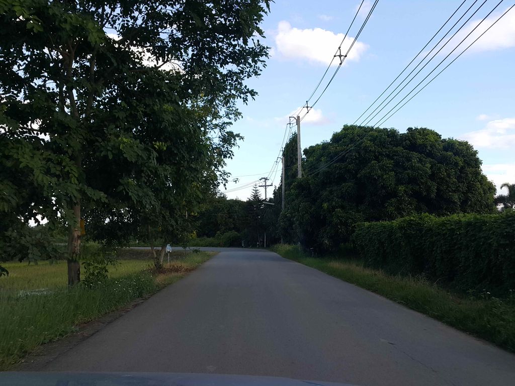 ภาพถนนตรงที่ หาดวังดินเพชรริมปิง ตั้งอยู่ ถ่ายโดย jrcarlsen พ.ศ. 2558 (2015) · A street-level view of where หาดวังดินเพชรริมปิง · Hat Wangdin Phet Rimping stands, by jrcarlsen in 2558 (2015)