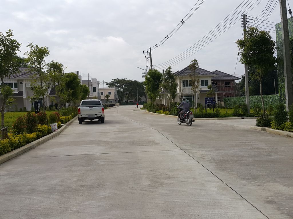 ภาพถนนตรงที่ Diya Valley San Kamphaeng ตั้งอยู่ ถ่ายโดย jrcarlsen พ.ศ. 2557 (2014) · A street-level view of where Diya Valley San Kamphaeng stands, by jrcarlsen in 2557 (2014)