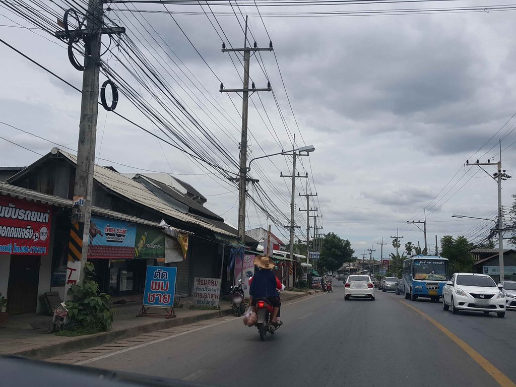 ภาพถนนตรงที่ Miracle Coffee ตั้งอยู่ ถ่ายโดย jrcarlsen พ.ศ. 2558 (2015) · A street-level view of where Miracle Coffee stands, by jrcarlsen in 2558 (2015)