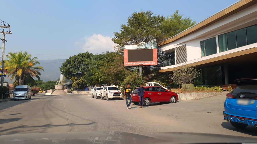 ภาพถนนตรงที่ Bread Brasserie ตั้งอยู่ ถ่ายโดย jrcarlsen พ.ศ. 2566 (2023) · A street-level view of where Bread Brasserie stands, by jrcarlsen in 2566 (2023)