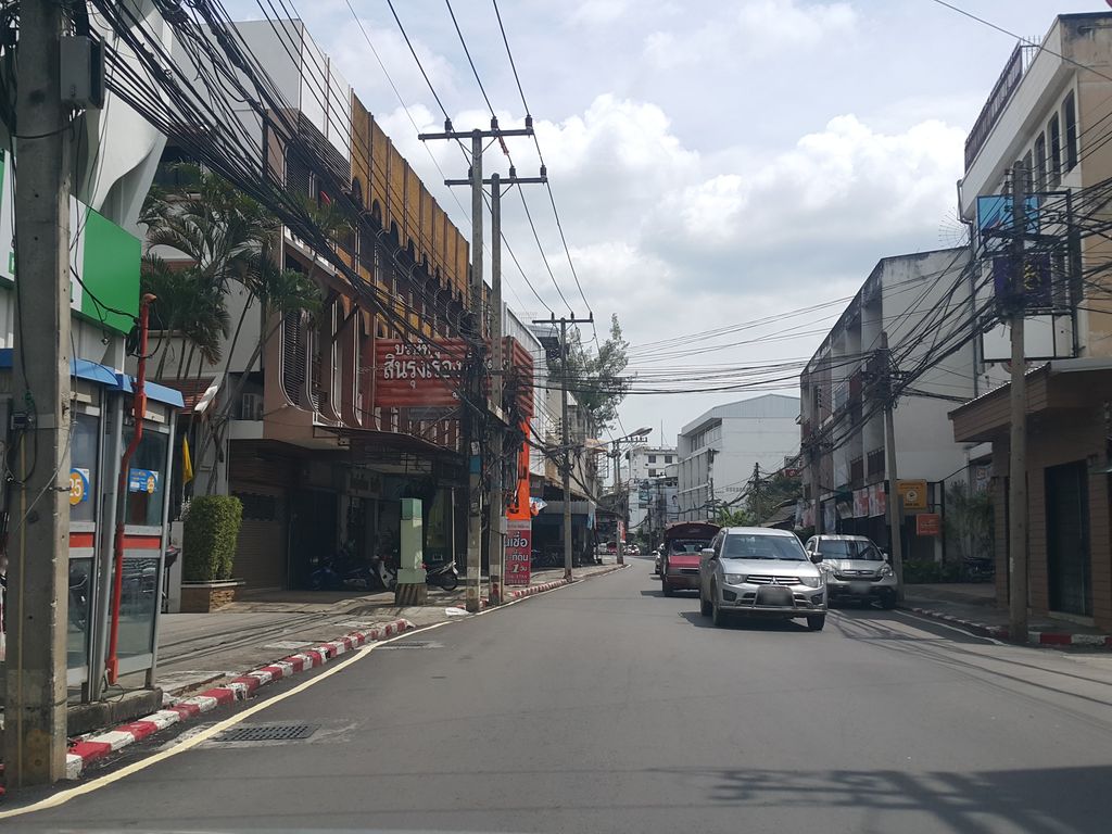 ภาพถนนตรงที่ ช่างทองราชวงค์ ตั้งอยู่ ถ่ายโดย jrcarlsen พ.ศ. 2558 (2015) · A street-level view of where ช่างทองราชวงค์ · Changthong Ratcha Wong stands, by jrcarlsen in 2558 (2015)