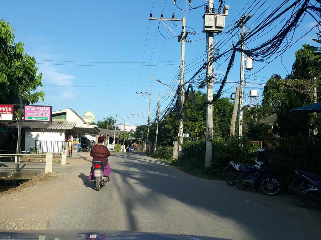 ภาพถนนตรงที่ ร้านก๋วยเตี๋ยวบ้านกล๋าง ตั้งอยู่ ถ่ายโดย jrcarlsen พ.ศ. 2558 (2015) · A street-level view of where ร้านก๋วยเตี๋ยวบ้านกล๋าง · Ran Kuaitiao Ban Klang stands, by jrcarlsen in 2558 (2015)