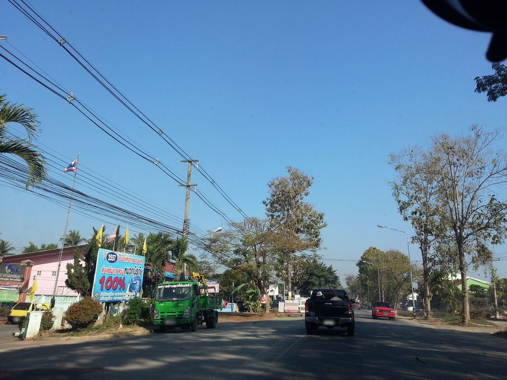 ภาพถนนตรงที่ ร้านพอใจ เครื่องเขียน ตั้งอยู่ ถ่ายโดย mishari พ.ศ. 2558 (2015) · A street-level view of where ร้านพอใจ เครื่องเขียน · Ran Phochai Khrueangkhian stands, by mishari in 2558 (2015)