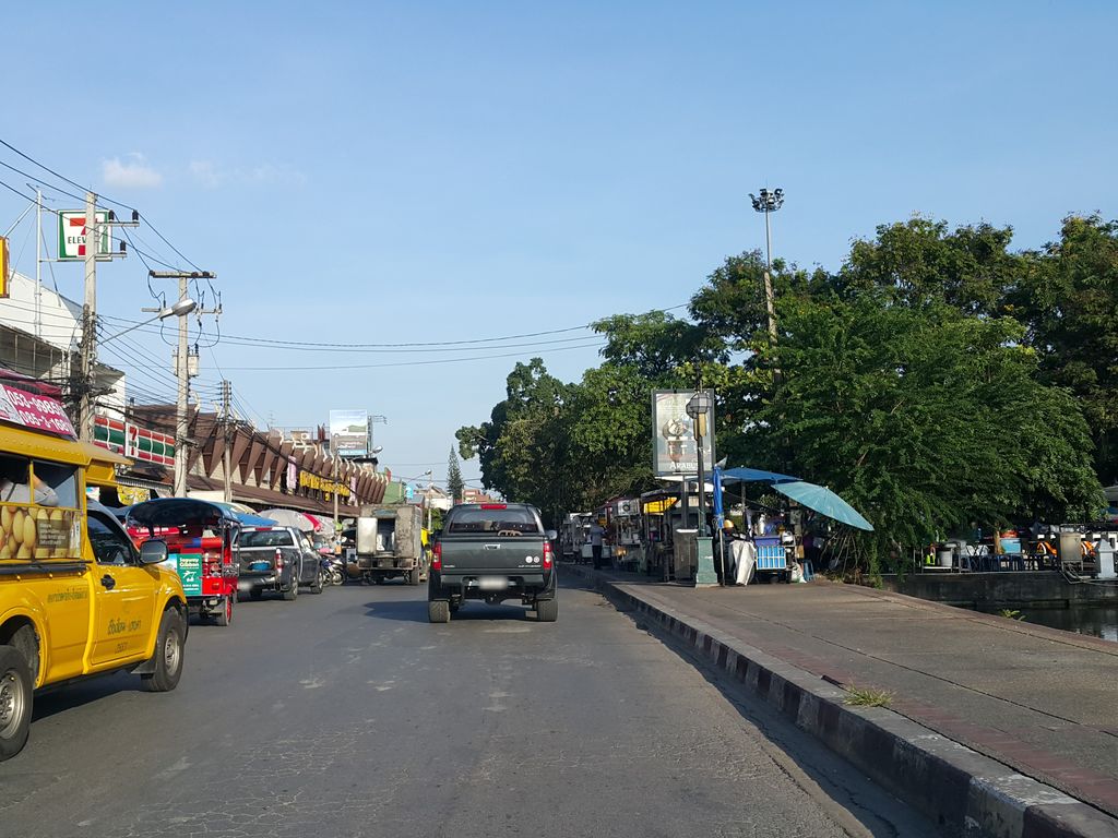 ภาพถนนตรงที่ ทองใบ-ซะป๊ะถูก ตั้งอยู่ ถ่ายโดย jrcarlsen พ.ศ. 2558 (2015) · A street-level view of where ทองใบ-ซะป๊ะถูก · Thong Bai-sapathuk stands, by jrcarlsen in 2558 (2015)