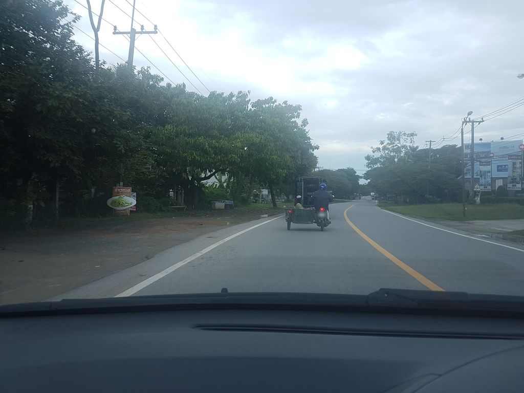 ภาพถนนตรงที่ ศรีธรกะทิสด ตั้งอยู่ ถ่ายโดย ekkarin พ.ศ. 2561 (2018) · A street-level view of where ศรีธรกะทิสด · Sitrakathitda stands, by ekkarin in 2561 (2018)