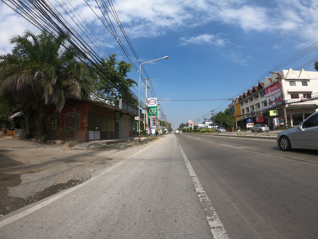 ภาพถนนตรงที่ Minimal coffee ศูนย์ราชการ ตั้งอยู่ ถ่ายโดย chanuwath_grab พ.ศ. 2562 (2019) · A street-level view of where Minimal coffee ศูนย์ราชการ stands, by chanuwath_grab in 2562 (2019)