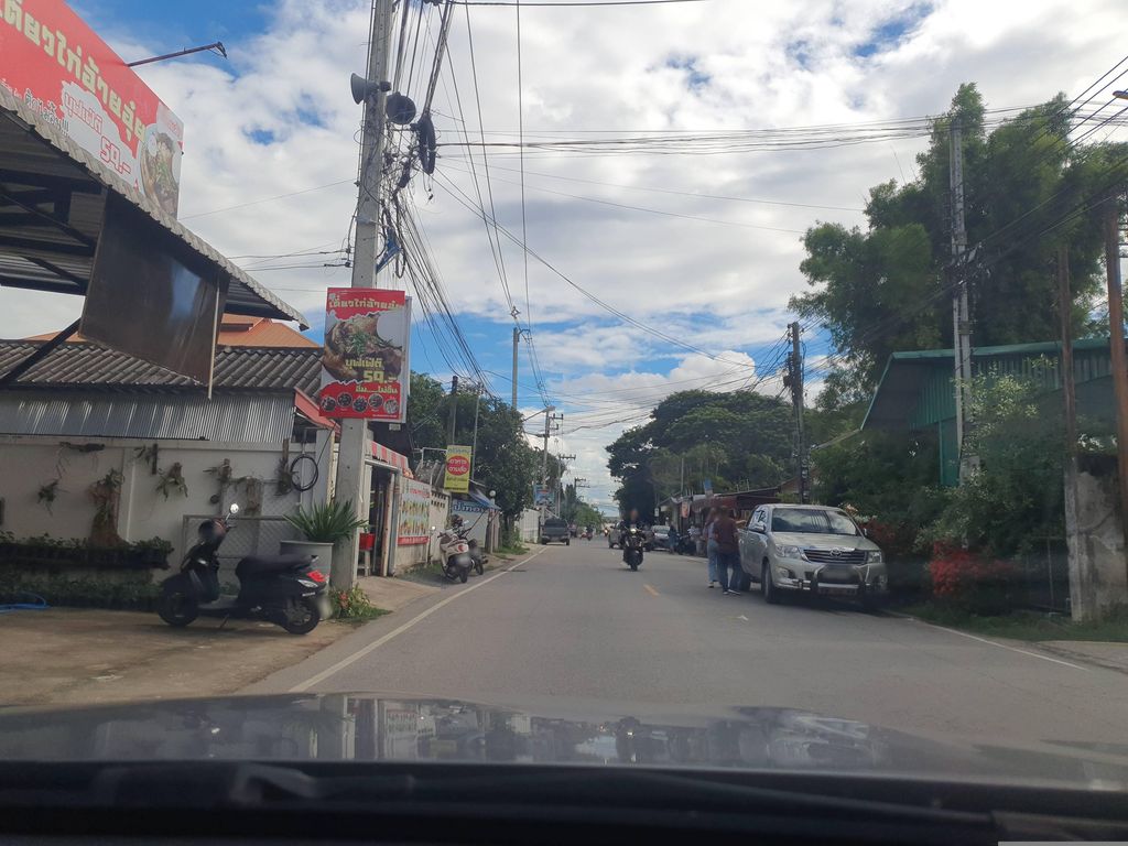 ภาพถนนตรงที่ ร้านแดงตองฟ๊ะ ตั้งอยู่ ถ่ายโดย jrcarlsen พ.ศ. 2566 (2023) · A street-level view of where ร้านแดงตองฟ๊ะ · Ran Daeng Tong Fa stands, by jrcarlsen in 2566 (2023)