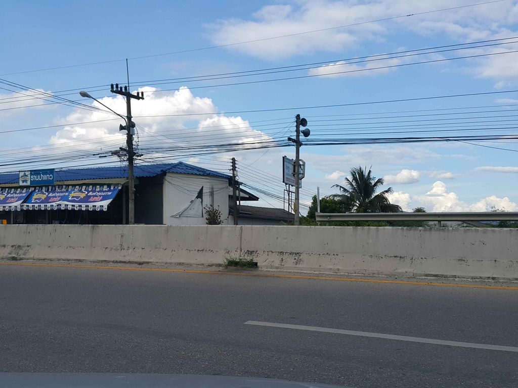 ภาพถนนตรงที่ NICHA Coffee ตั้งอยู่ ถ่ายโดย jrcarlsen พ.ศ. 2558 (2015) · A street-level view of where NICHA Coffee stands, by jrcarlsen in 2558 (2015)