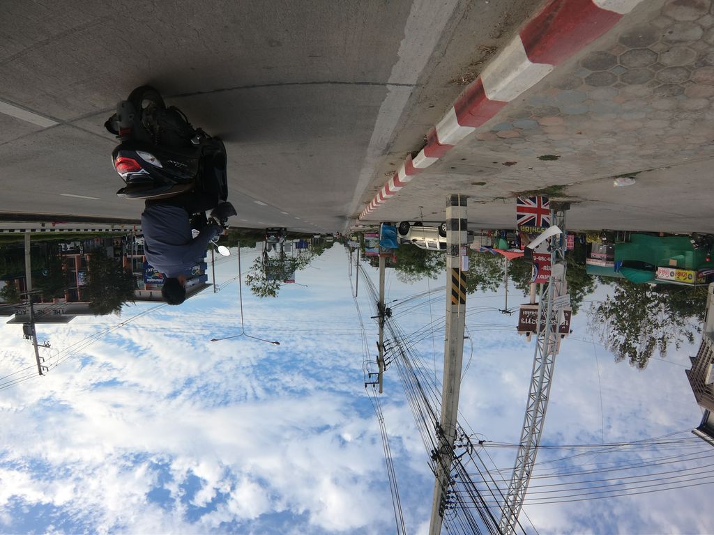 ภาพถนนตรงที่ Shampoo Hair Studio ตั้งอยู่ ถ่ายโดย chanuwath_grab พ.ศ. 2562 (2019) · A street-level view of where Shampoo Hair Studio stands, by chanuwath_grab in 2562 (2019)
