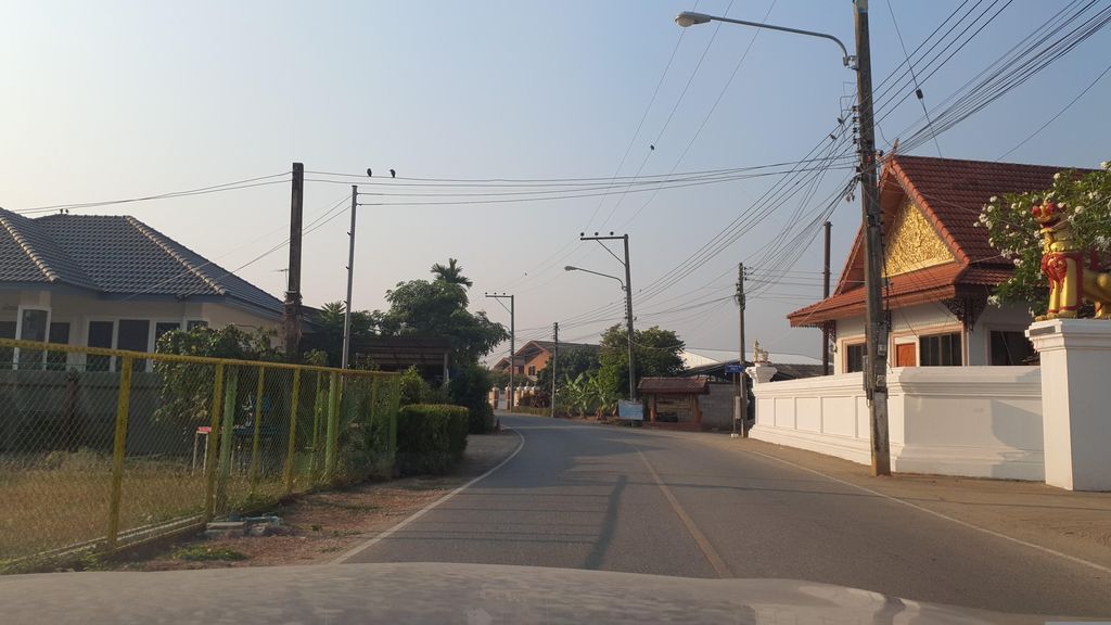 ภาพถนนตรงที่ วัดเดื่องก ตั้งอยู่ ถ่ายโดย jrcarlsen พ.ศ. 2566 (2023) · A street-level view of where วัดเดื่องก · Wat Duea Ngok stands, by jrcarlsen in 2566 (2023)