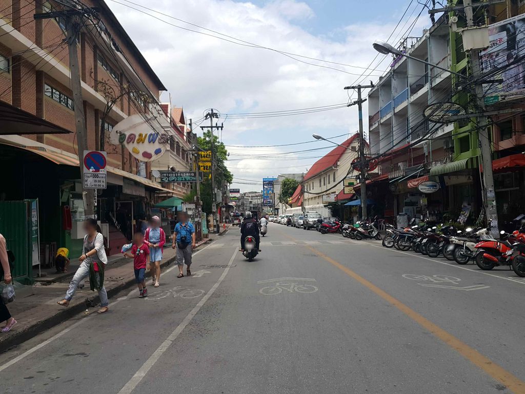 ภาพถนนตรงที่ A la Sui ตั้งอยู่ ถ่ายโดย jrcarlsen พ.ศ. 2558 (2015) · A street-level view of where A la Sui stands, by jrcarlsen in 2558 (2015)