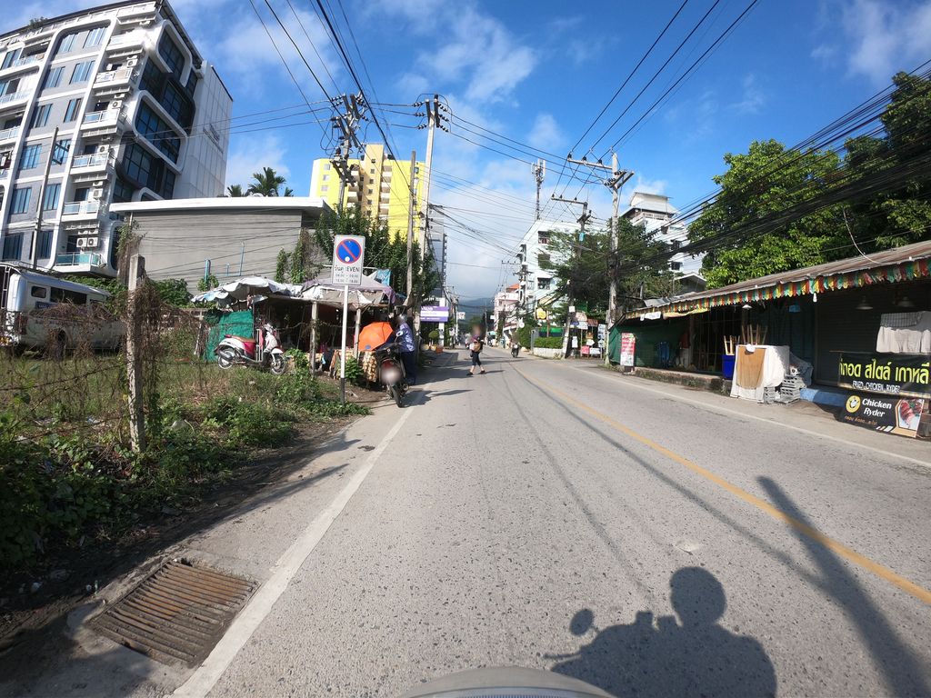 ภาพถนนตรงที่ ปังย่างถ่านเจ็ดยอด ตั้งอยู่ ถ่ายโดย chanuwath_grab พ.ศ. 2562 (2019) · A street-level view of where ปังย่างถ่านเจ็ดยอด · Pang Yang Than Chet Yot stands, by chanuwath_grab in 2562 (2019)