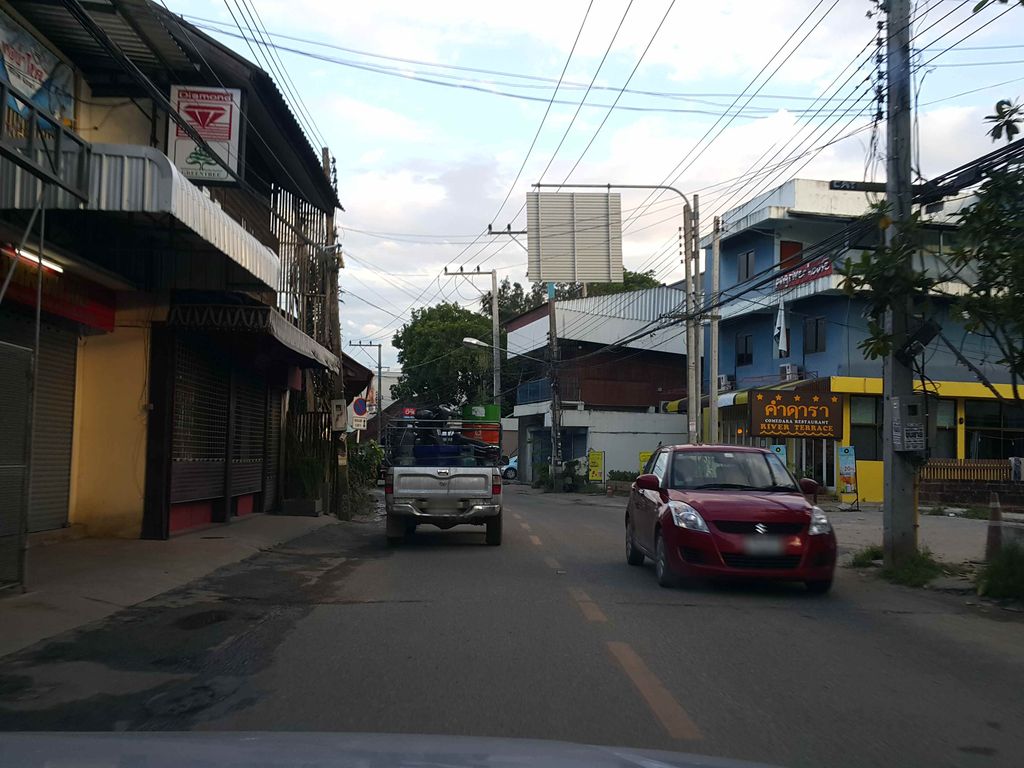 ภาพถนนตรงที่ อ่างทองพานิช ตั้งอยู่ ถ่ายโดย jrcarlsen พ.ศ. 2558 (2015) · A street-level view of where อ่างทองพานิช · Ang Thong Phanit stands, by jrcarlsen in 2558 (2015)