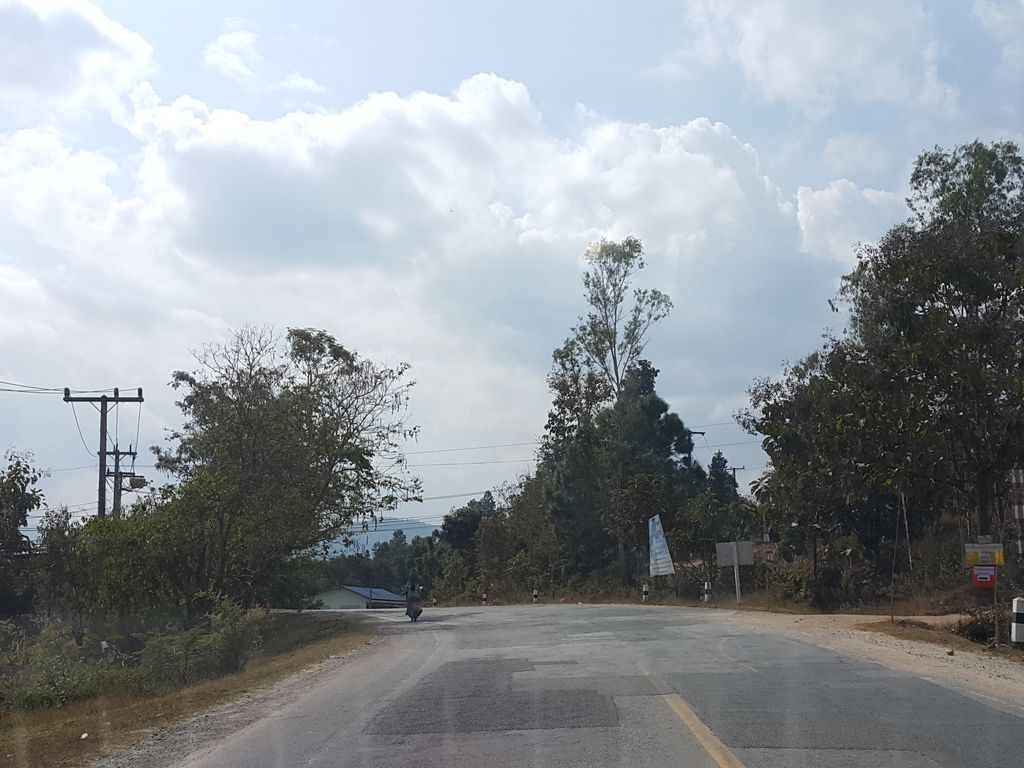 ภาพถนนตรงที่ สาริศาเพลส ตั้งอยู่ ถ่ายโดย jrcarlsen พ.ศ. 2558 (2015) · A street-level view of where สาริศาเพลส · Sarisaphlet stands, by jrcarlsen in 2558 (2015)