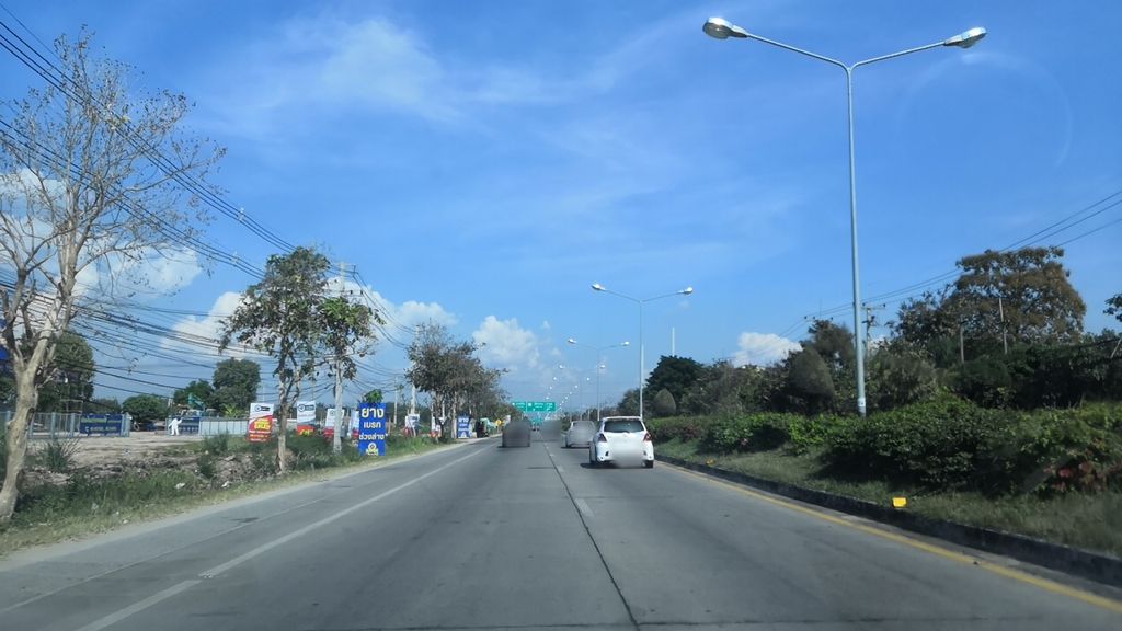 ภาพถนนตรงที่ ติดฟิล์มอาคารบ้านเชียงใหม่ ตั้งอยู่ ถ่ายโดย charlesano พ.ศ. 2561 (2018) · A street-level view of where ติดฟิล์มอาคารบ้านเชียงใหม่ · Tit Film Akhan Ban Chiang Mai stands, by charlesano in 2561 (2018)