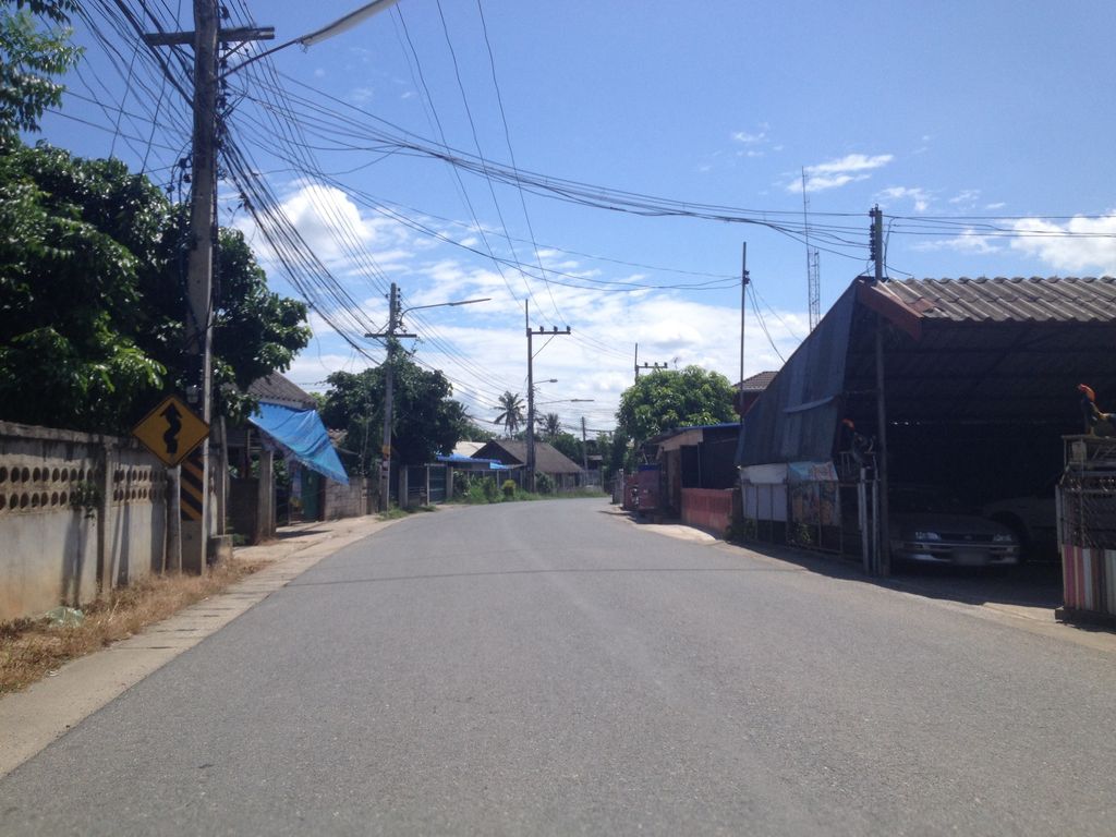 ภาพถนนตรงที่ ชามุกคุณยาย ตั้งอยู่ ถ่ายโดย jimwatana พ.ศ. 2558 (2015) · A street-level view of where ชามุกคุณยาย · Chamukkhunyai stands, by jimwatana in 2558 (2015)