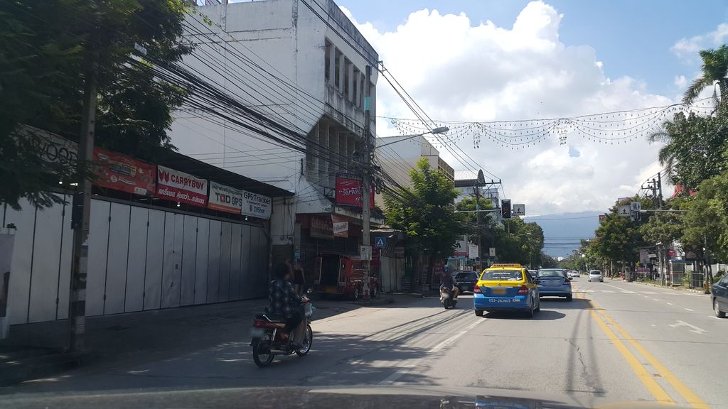 ภาพถนนตรงที่ ข้าวมันไก่สองพี่น้อง ตั้งอยู่ ถ่ายโดย jrcarlsen พ.ศ. 2559 (2016) · A street-level view of where ข้าวมันไก่สองพี่น้อง · Khao Man Kai Songphinong stands, by jrcarlsen in 2559 (2016)
