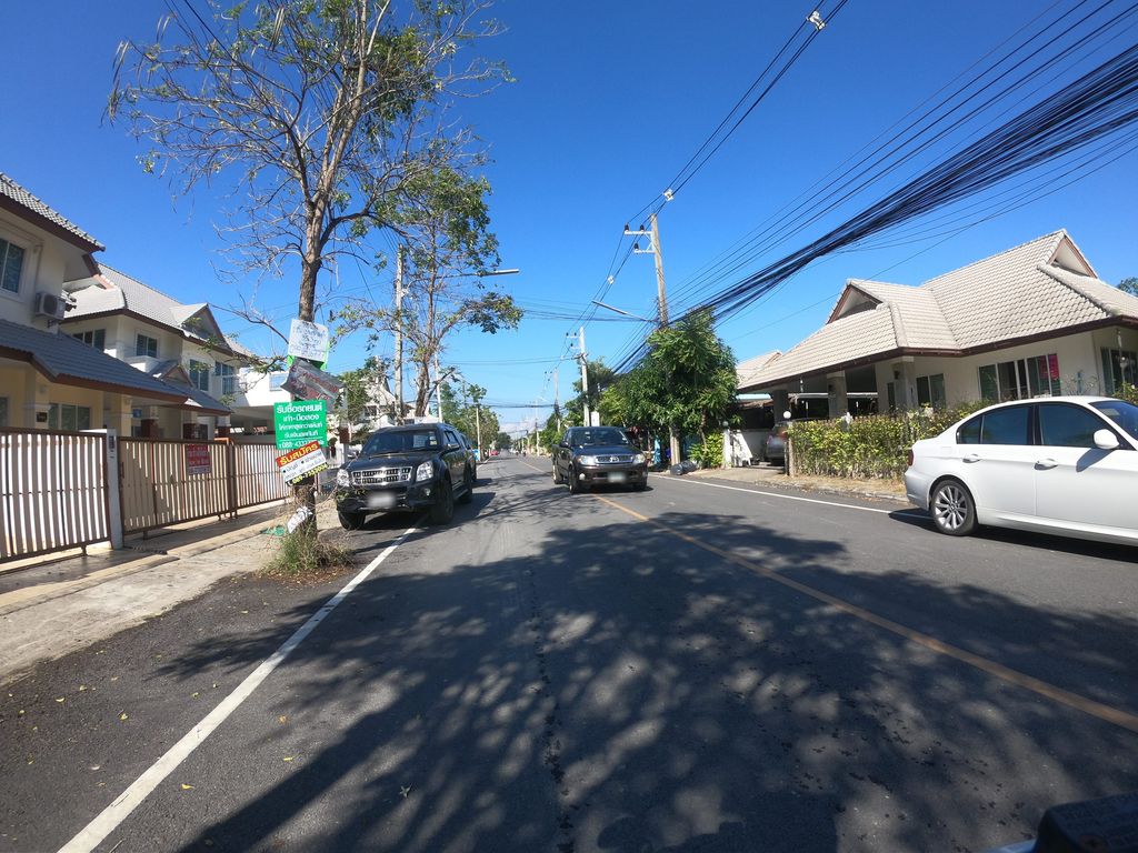 ภาพถนนตรงที่ Lanta Kitchen ตั้งอยู่ ถ่ายโดย chanuwath_grab พ.ศ. 2562 (2019) · A street-level view of where Lanta Kitchen stands, by chanuwath_grab in 2562 (2019)