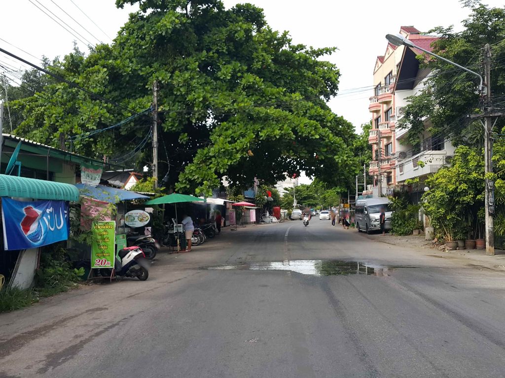 ภาพถนนตรงที่ ข้าวมัน ป้าแมว-ป้าขาว ตั้งอยู่ ถ่ายโดย jrcarlsen พ.ศ. 2558 (2015) · A street-level view of where ข้าวมัน ป้าแมว-ป้าขาว · Khaoman Pamaeo-pakhao stands, by jrcarlsen in 2558 (2015)