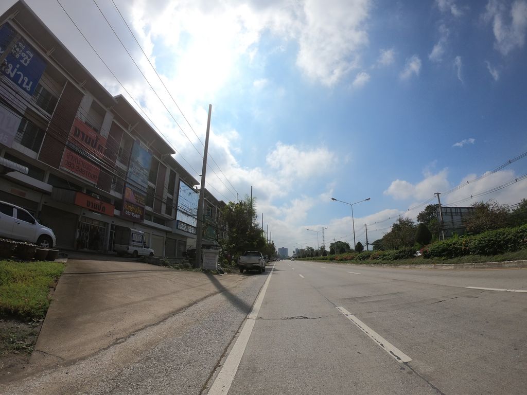 ภาพถนนตรงที่ สีครีมการ์ด ตั้งอยู่ ถ่ายโดย chanuwath_grab พ.ศ. 2562 (2019) · A street-level view of where สีครีมการ์ด · Sikhrimkat stands, by chanuwath_grab in 2562 (2019)