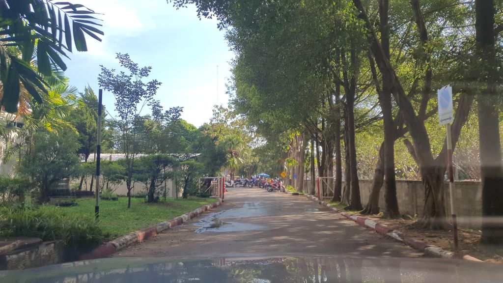 ภาพถนนตรงที่ อาคารอุบัติเหตุ ตั้งอยู่ ถ่ายโดย jrcarlsen พ.ศ. 2565 (2022) · A street-level view of where อาคารอุบัติเหตุ · Akhan Ubatihetu stands, by jrcarlsen in 2565 (2022)