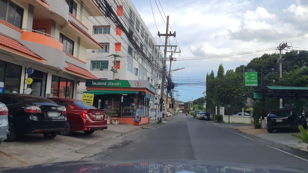 ภาพถนนตรงที่ เอ็มโพเรียม เจ็ดยอด ตั้งอยู่ ถ่ายโดย jrcarlsen พ.ศ. 2565 (2022) · A street-level view of where เอ็มโพเรียม เจ็ดยอด · Emporium Chet Yot stands, by jrcarlsen in 2565 (2022)