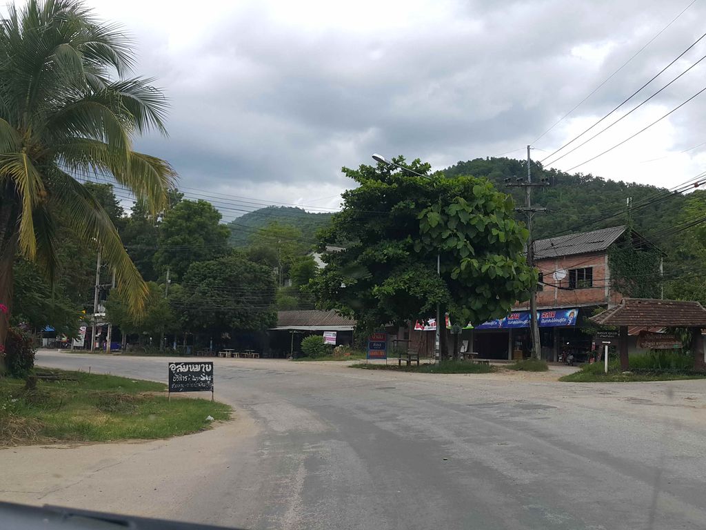 ภาพถนนตรงที่ Pp" ติม-ใส ตั้งอยู่ ถ่ายโดย jrcarlsen พ.ศ. 2558 (2015) · A street-level view of where Pp" ติม-ใส · Pp" Tim-sai stands, by jrcarlsen in 2558 (2015)