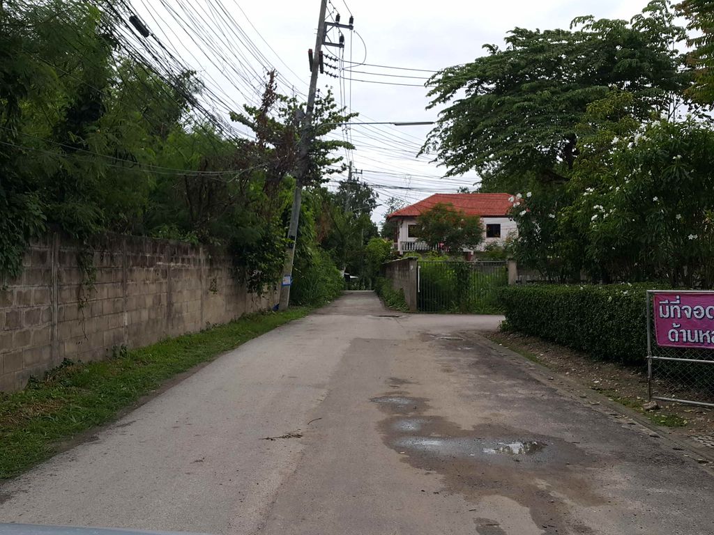 ภาพถนนตรงที่ ก๋วยเตี๋ยวเรือบ้านเรา ตั้งอยู่ ถ่ายโดย jrcarlsen พ.ศ. 2558 (2015) · A street-level view of where ก๋วยเตี๋ยวเรือบ้านเรา · Kuai Tiaoruea Ban Rao stands, by jrcarlsen in 2558 (2015)