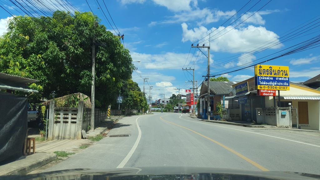 ภาพถนนตรงที่ มินิเปา ตั้งอยู่ ถ่ายโดย jrcarlsen พ.ศ. 2564 (2021) · A street-level view of where มินิเปา · Mini Pao stands, by jrcarlsen in 2564 (2021)