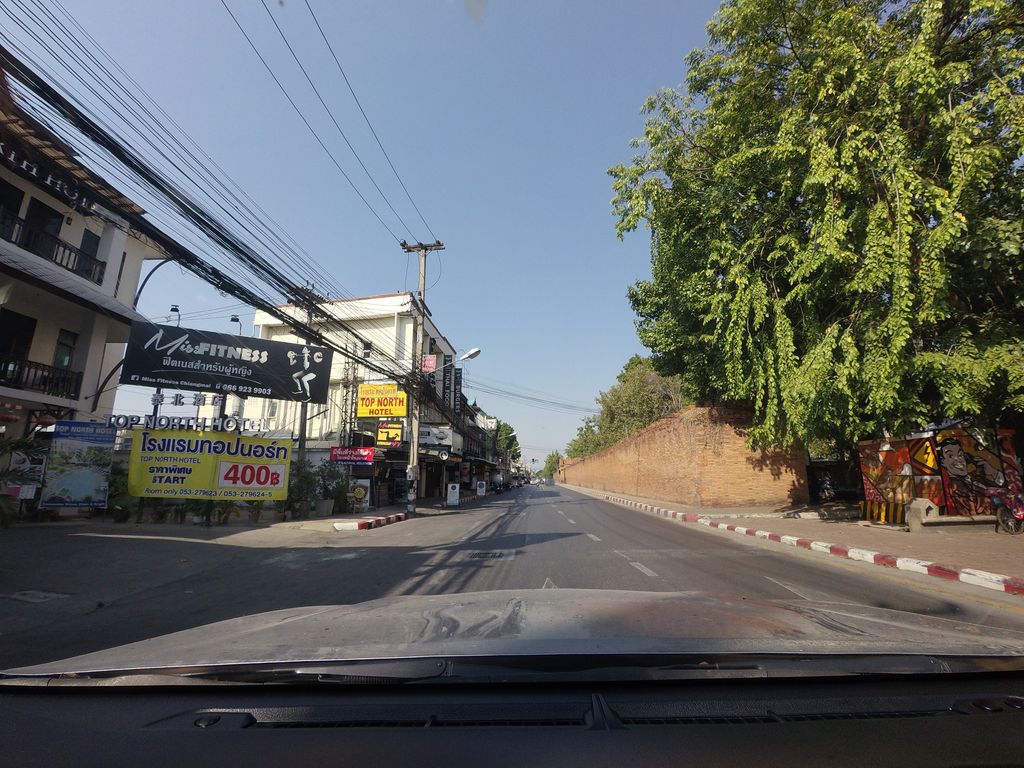 ภาพถนนตรงที่ โรงแรมทอปนอร์ท ตั้งอยู่ ถ่ายโดย mishari พ.ศ. 2564 (2021) · A street-level view of where โรงแรมทอปนอร์ท · Top North Hotel stands, by mishari in 2564 (2021)