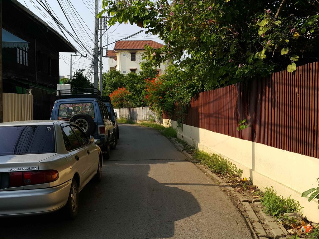 ภาพถนนตรงที่ Moreganic Restaurant ตั้งอยู่ ถ่ายโดย jrcarlsen พ.ศ. 2558 (2015) · A street-level view of where Moreganic Restaurant stands, by jrcarlsen in 2558 (2015)