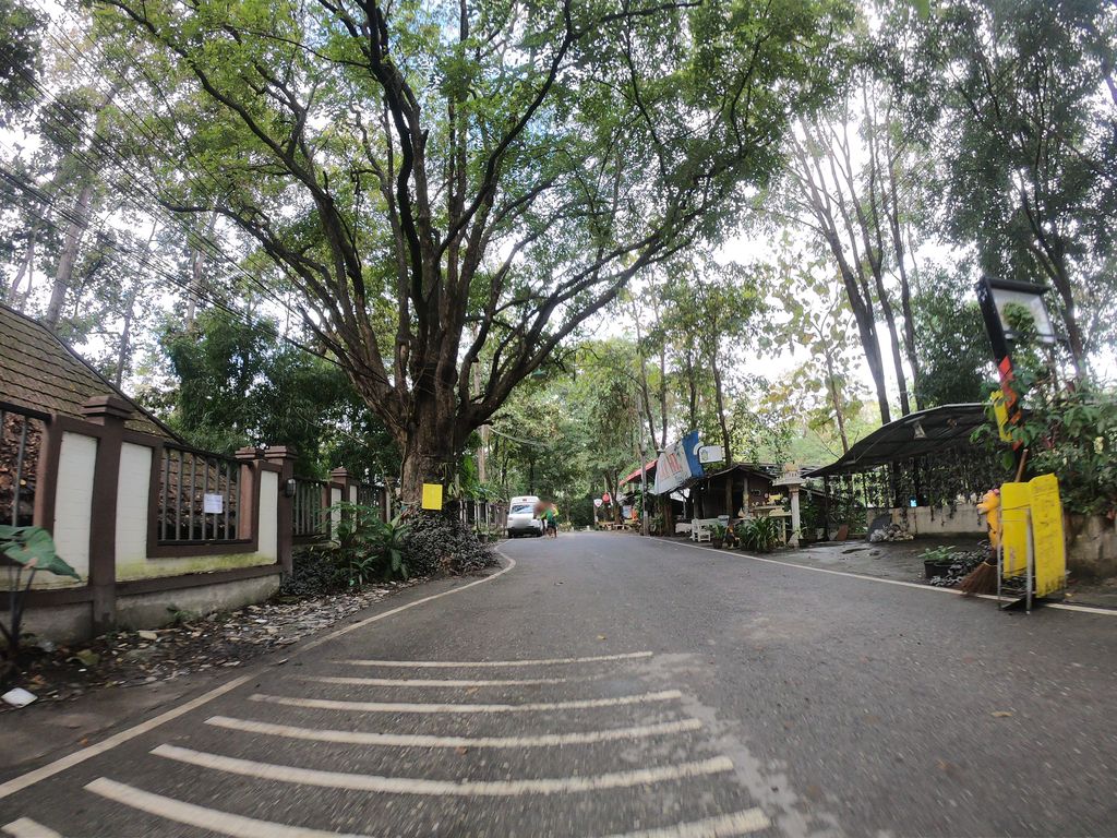 ภาพถนนตรงที่ สนามยิงปืนหนองฮ่อ ตั้งอยู่ ถ่ายโดย chanuwath_grab พ.ศ. 2562 (2019) · A street-level view of where สนามยิงปืนหนองฮ่อ · Sanamyingpuen Nong Ho stands, by chanuwath_grab in 2562 (2019)