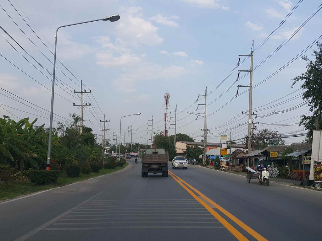 ภาพถนนตรงที่ ช้างไทย Restaurant ตั้งอยู่ ถ่ายโดย jrcarlsen พ.ศ. 2558 (2015) · A street-level view of where ช้างไทย Restaurant stands, by jrcarlsen in 2558 (2015)