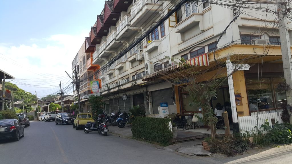 ภาพถนนตรงที่ ยอกก่ะสุวรรณการช่าง ตั้งอยู่ ถ่ายโดย jrcarlsen พ.ศ. 2559 (2016) · A street-level view of where ยอกก่ะสุวรรณการช่าง · Yok Ka Suoraron Kanchang stands, by jrcarlsen in 2559 (2016)