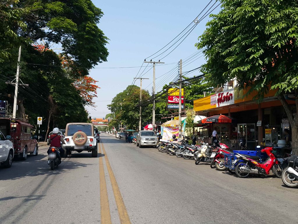 ภาพถนนตรงที่ Payap University Pharmacy ตั้งอยู่ ถ่ายโดย jrcarlsen พ.ศ. 2558 (2015) · A street-level view of where Payap University Pharmacy stands, by jrcarlsen in 2558 (2015)