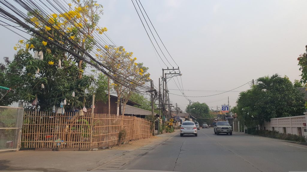 ภาพถนนตรงที่ สถานตรวจสภาพรถ พี เอ็น ป่าแดด ตั้งอยู่ ถ่ายโดย jrcarlsen พ.ศ. 2566 (2023) · A street-level view of where สถานตรวจสภาพรถ พี เอ็น ป่าแดด · Sathan Truatsaphaphrot Phi En Pa Daet stands, by jrcarlsen in 2566 (2023)