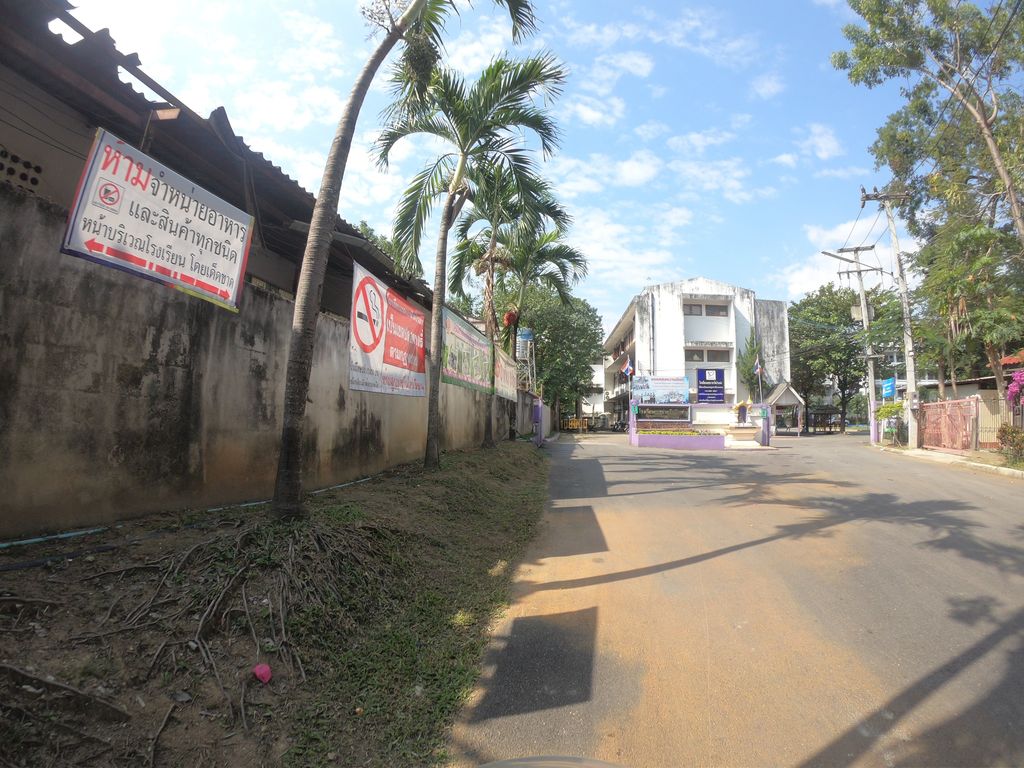 ภาพถนนตรงที่ cherry coffee ตั้งอยู่ ถ่ายโดย chanuwath_grab พ.ศ. 2562 (2019) · A street-level view of where cherry coffee stands, by chanuwath_grab in 2562 (2019)