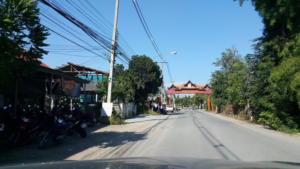 ภาพถนนตรงที่ เฮือนคุณย่า ตั้งอยู่ ถ่ายโดย jrcarlsen พ.ศ. 2559 (2016) · A street-level view of where เฮือนคุณย่า · Hueankhunya stands, by jrcarlsen in 2559 (2016)