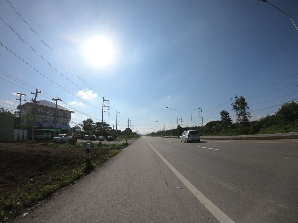 ภาพถนนตรงที่ เชียงใหม่รัตนยนต์ ตั้งอยู่ ถ่ายโดย chanuwath_grab พ.ศ. 2562 (2019) · A street-level view of where เชียงใหม่รัตนยนต์ · Chiang Mai Ratna Yon stands, by chanuwath_grab in 2562 (2019)