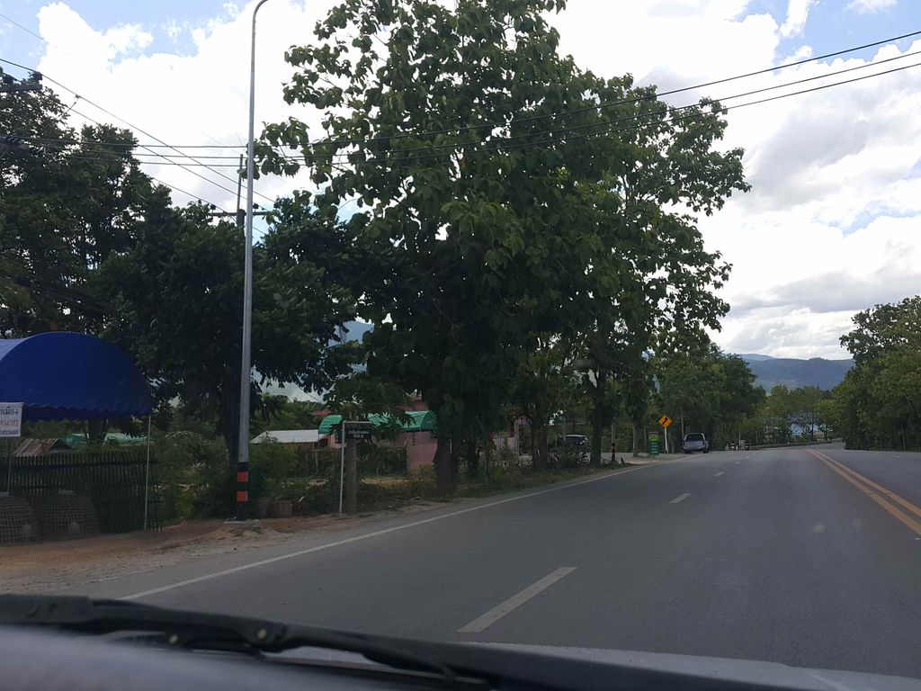 ภาพถนนตรงที่ น้องโช กุน อาหารตามสั่ง ส้มตำยำแซ่บ ตั้งอยู่ ถ่ายโดย jrcarlsen พ.ศ. 2558 (2015) · A street-level view of where น้องโช กุน อาหารตามสั่ง ส้มตำยำแซ่บ · Nongcho Kun Ahantamsang Som Tam Yamsaep stands, by jrcarlsen in 2558 (2015)