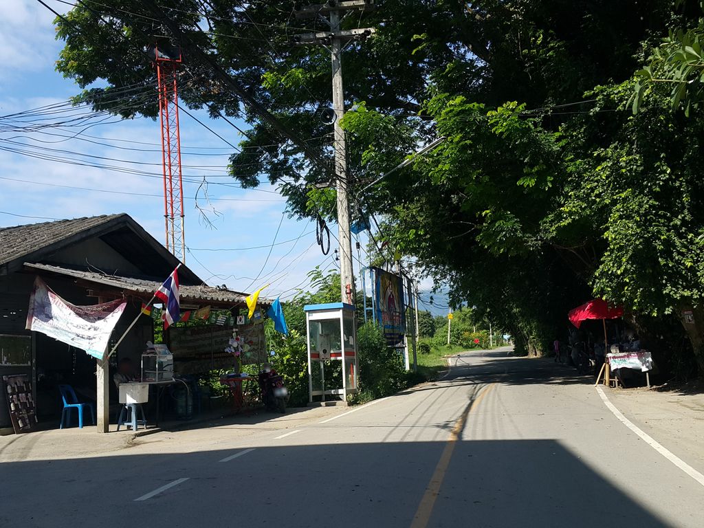 ภาพถนนตรงที่ เอเล่ แฮร์รูม ตั้งอยู่ ถ่ายโดย jrcarlsen พ.ศ. 2558 (2015) · A street-level view of where เอเล่ แฮร์รูม · Ele Hair Room stands, by jrcarlsen in 2558 (2015)