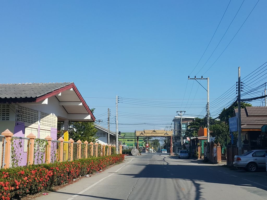 ภาพถนนตรงที่ ข้าวเปียก เสน ตั้งอยู่ ถ่ายโดย jrcarlsen พ.ศ. 2558 (2015) · A street-level view of where ข้าวเปียก เสน · Khaopiak Sen stands, by jrcarlsen in 2558 (2015)