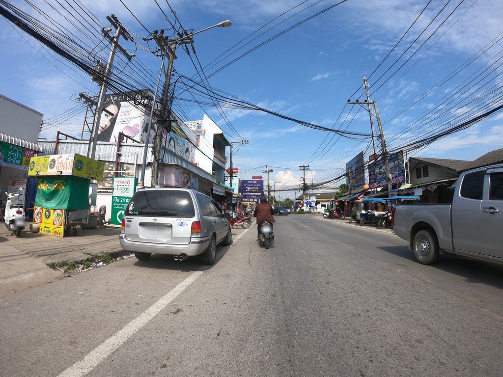 ภาพถนนตรงที่ แก้มยุ้ย ทาโกะยากิ ตั้งอยู่ ถ่ายโดย chanuwath_grab พ.ศ. 2562 (2019) · A street-level view of where แก้มยุ้ย ทาโกะยากิ · Kaemyui Thakoyaki stands, by chanuwath_grab in 2562 (2019)