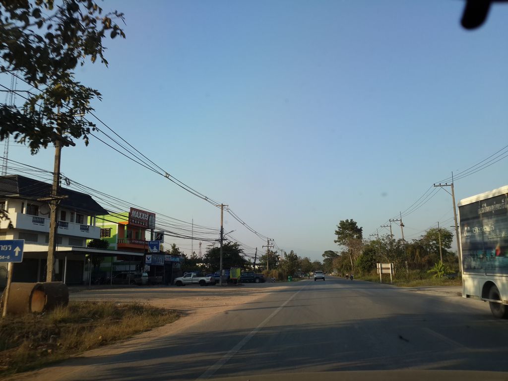ภาพถนนตรงที่ ฝ้ายเฟอร์นิเจอร์ ตั้งอยู่ ถ่ายโดย mishari พ.ศ. 2558 (2015) · A street-level view of where ฝ้ายเฟอร์นิเจอร์ · Fai Furniture stands, by mishari in 2558 (2015)