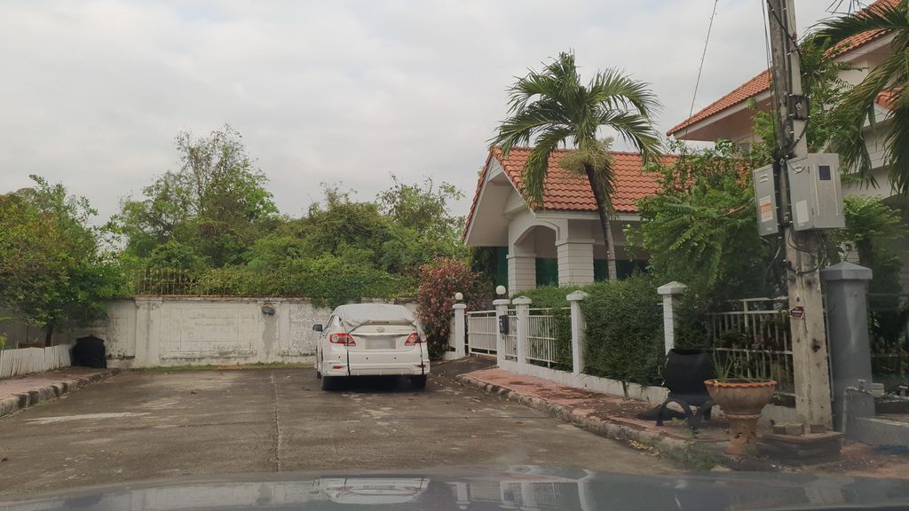 ภาพถนนตรงที่ Dr. Boonya's Insight Yoga Home ตั้งอยู่ ถ่ายโดย jrcarlsen พ.ศ. 2565 (2022) · A street-level view of where Dr. Boonya's Insight Yoga Home stands, by jrcarlsen in 2565 (2022)