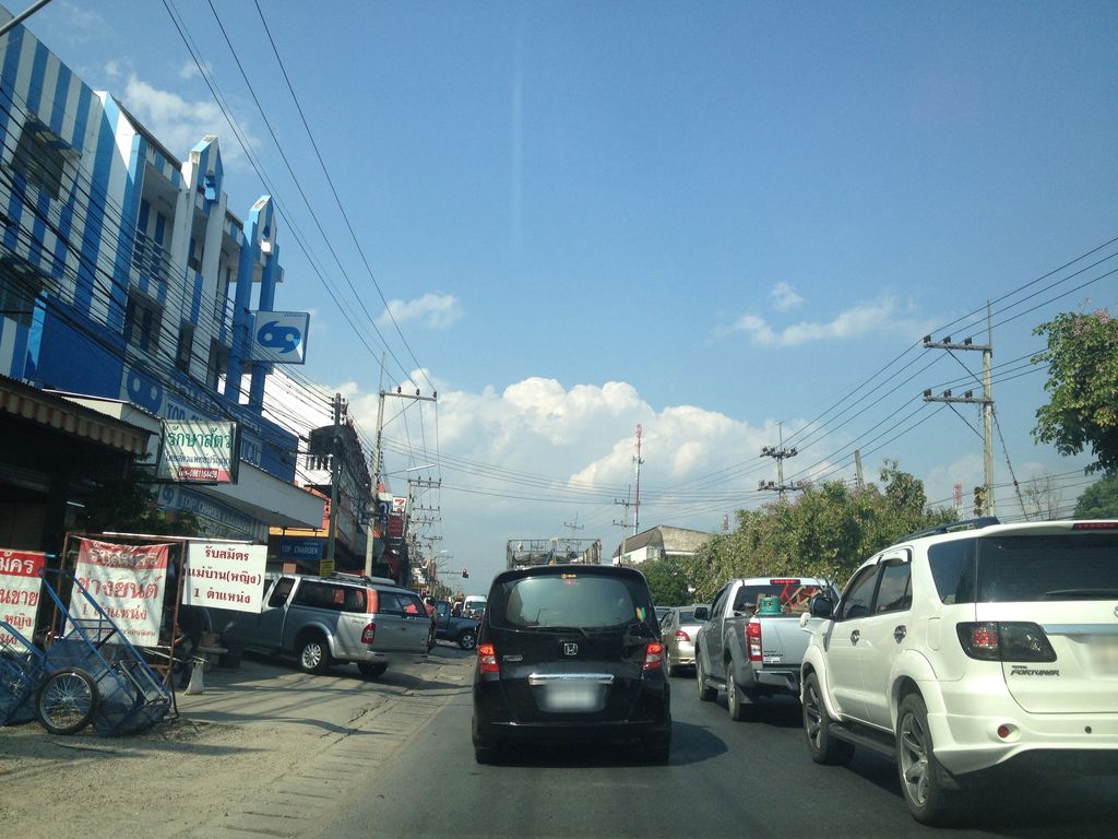 ภาพถนนตรงที่ สหยนต์สันป่าตอง ตั้งอยู่ ถ่ายโดย jimwatana พ.ศ. 2558 (2015) · A street-level view of where สหยนต์สันป่าตอง · Sayon San Pa Tong stands, by jimwatana in 2558 (2015)